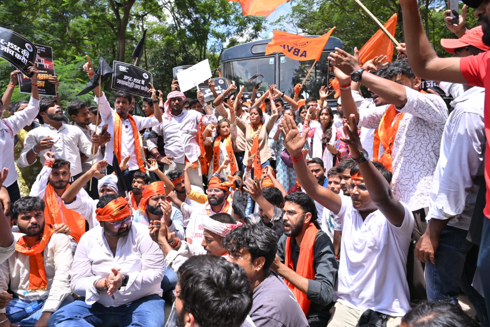 अखिल भारतीय विद्यार्थी परिसद के कार्यकर्ताओं ने किया विधानसभा घेराव, पुलिस ने किया लाठीचार्ज